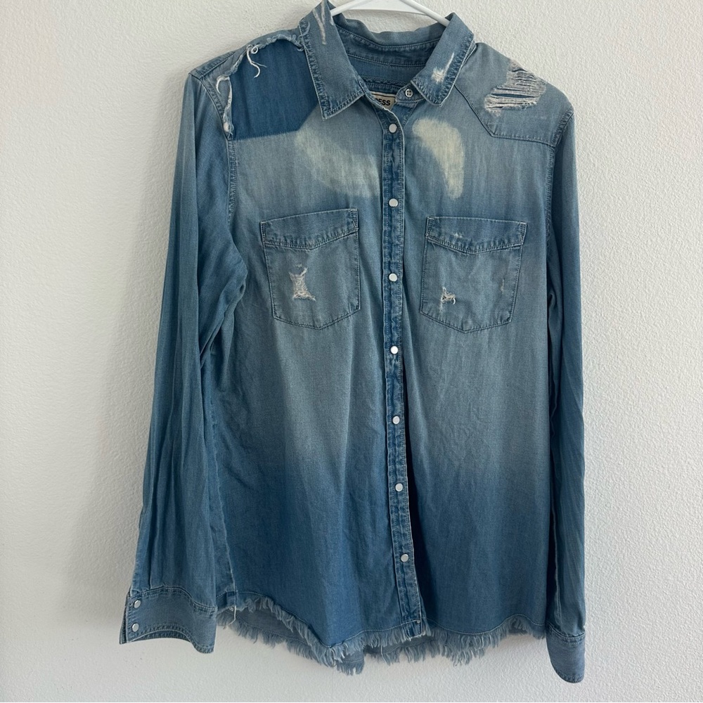 Express Boyfriend Light Blue Distressed Denim Shirt‎ Size: M